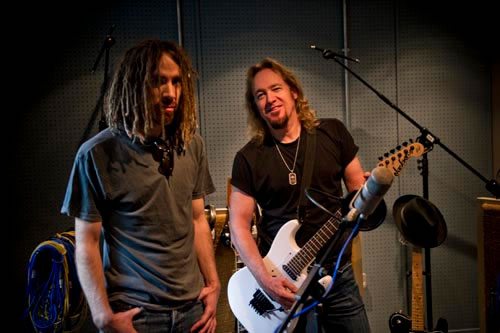 Adrian Smith y Mikee Goodman Adrian Smith y Mikee Goodman